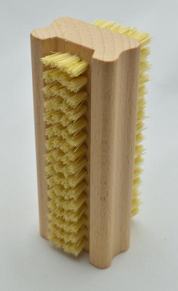 Handwaschbürste und Nagelbürste Buchenholz naturbelassen mit Griffmulden. 6 und 4 Reihen helle harte Naturborsten.